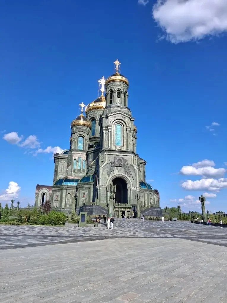 Честно говоря, когда наш автобус подъехал к парку «Патриот», у нас перехватило дыхание от размаха и 