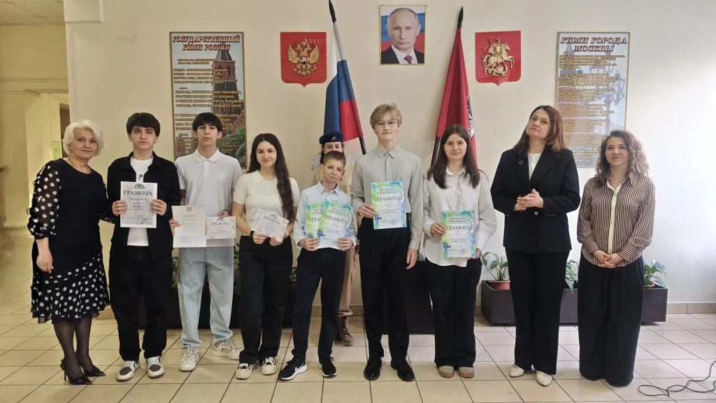 🇷🇺 Утро начинается с важного! ✨  Новая учебная неделя в школе началась с торжественной линейки: выно