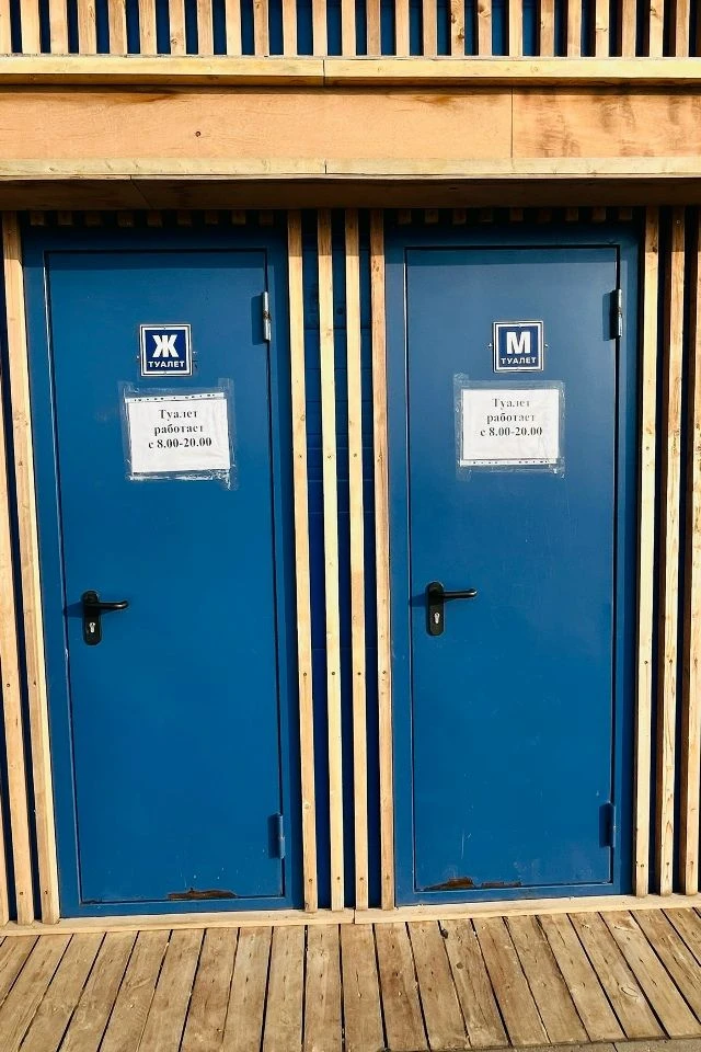 Однажды в этом городе случится невозможное и на оживленной набережной будут открыты туалеты, а пока 
