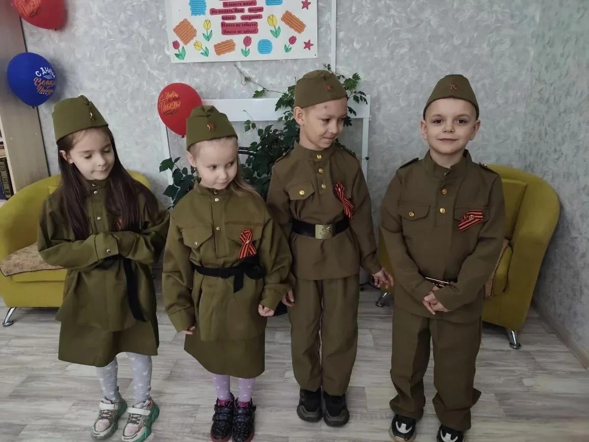 Сегодня ребята старшей группы поздравили пожилых граждан отделения дневного пребывания ...