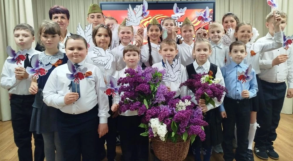 Аромат   Победной сирени  сегодня   заполнил актовый зал, где проходило открытое внекла...