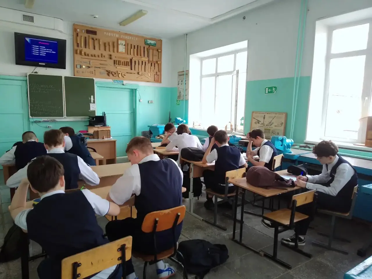 Завершающаяся учебная неделя была посвящена трудовому обучению. В понедельник юноши 8-х классов прин