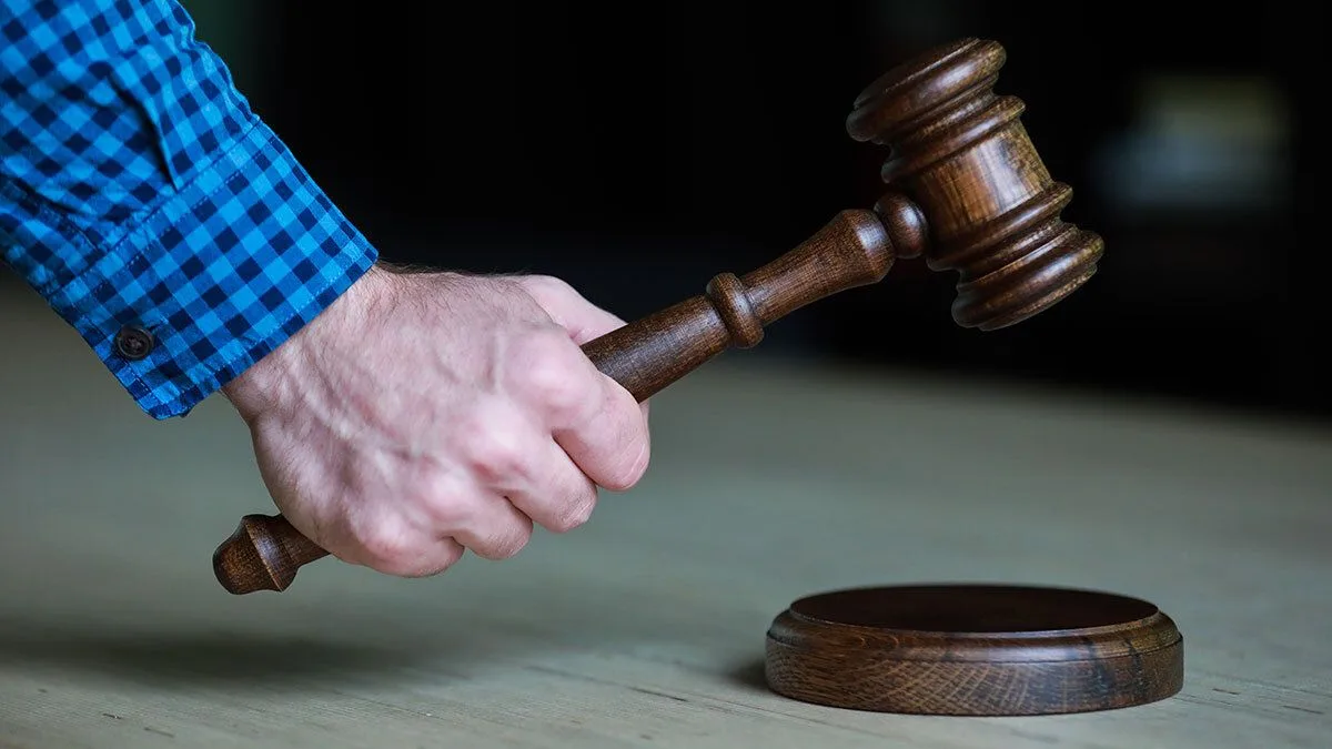 Суд в Петербурге приговорил поджигателя тепловоза к 12 годам лишения свободы
 
Петербургский городск