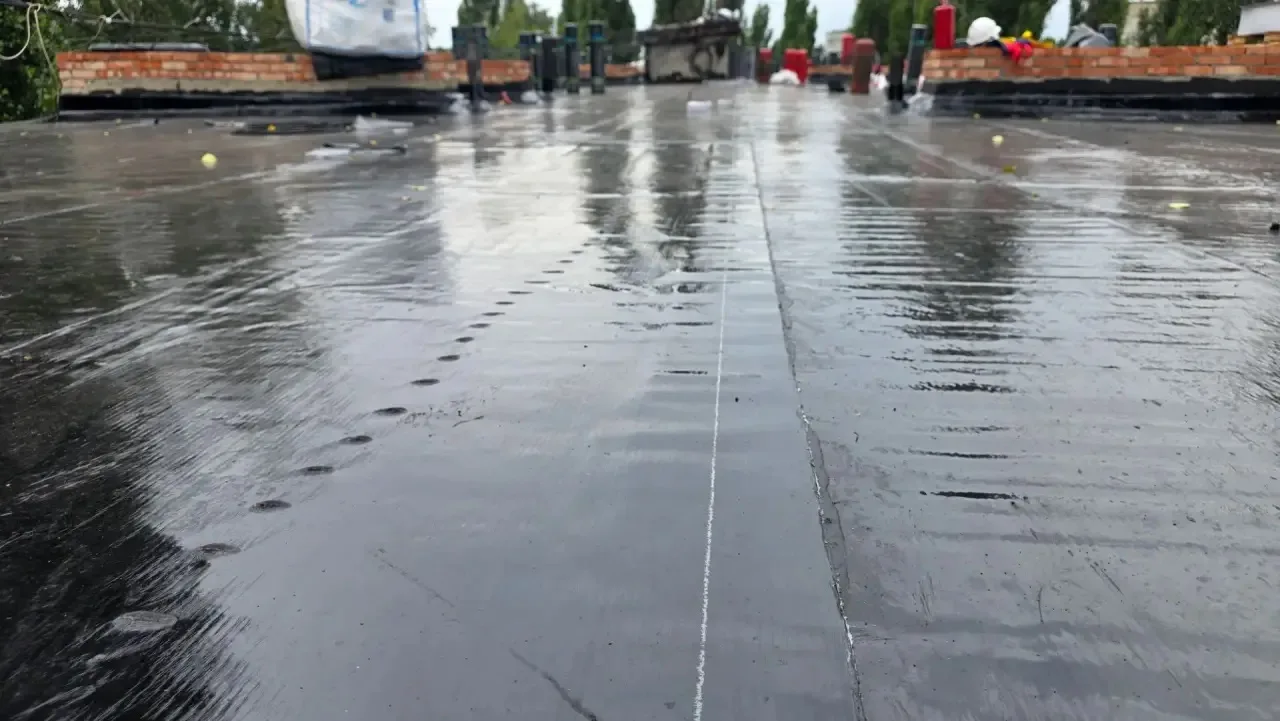 На улице Циолковского обновляют 62-летнюю крышу 👷🏻‍♂️🛠️