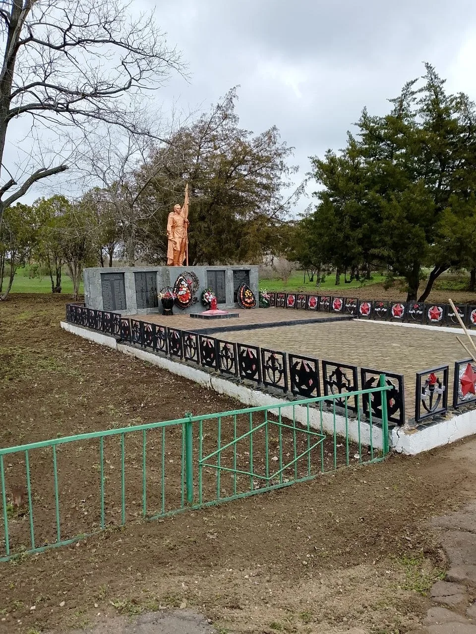 Наш общий долг — помнить!  Сотрудники МБУ «Жилсервис» провели плановые работы по уборке и благоустро