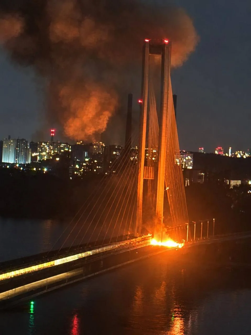 В Киеве вновь прилёты по Южному мосту.