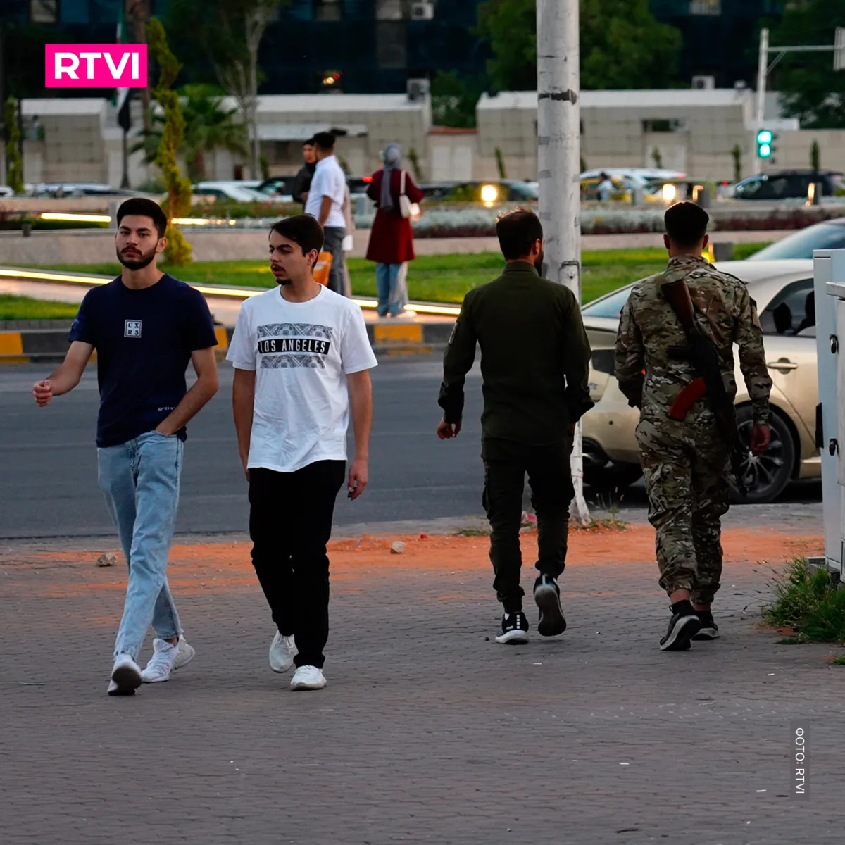 Пистолет за поясом у пекаря. Корреспондент RTVI — о жизни в Сирии сейчас.

Зайти в кафе в Сирии и 