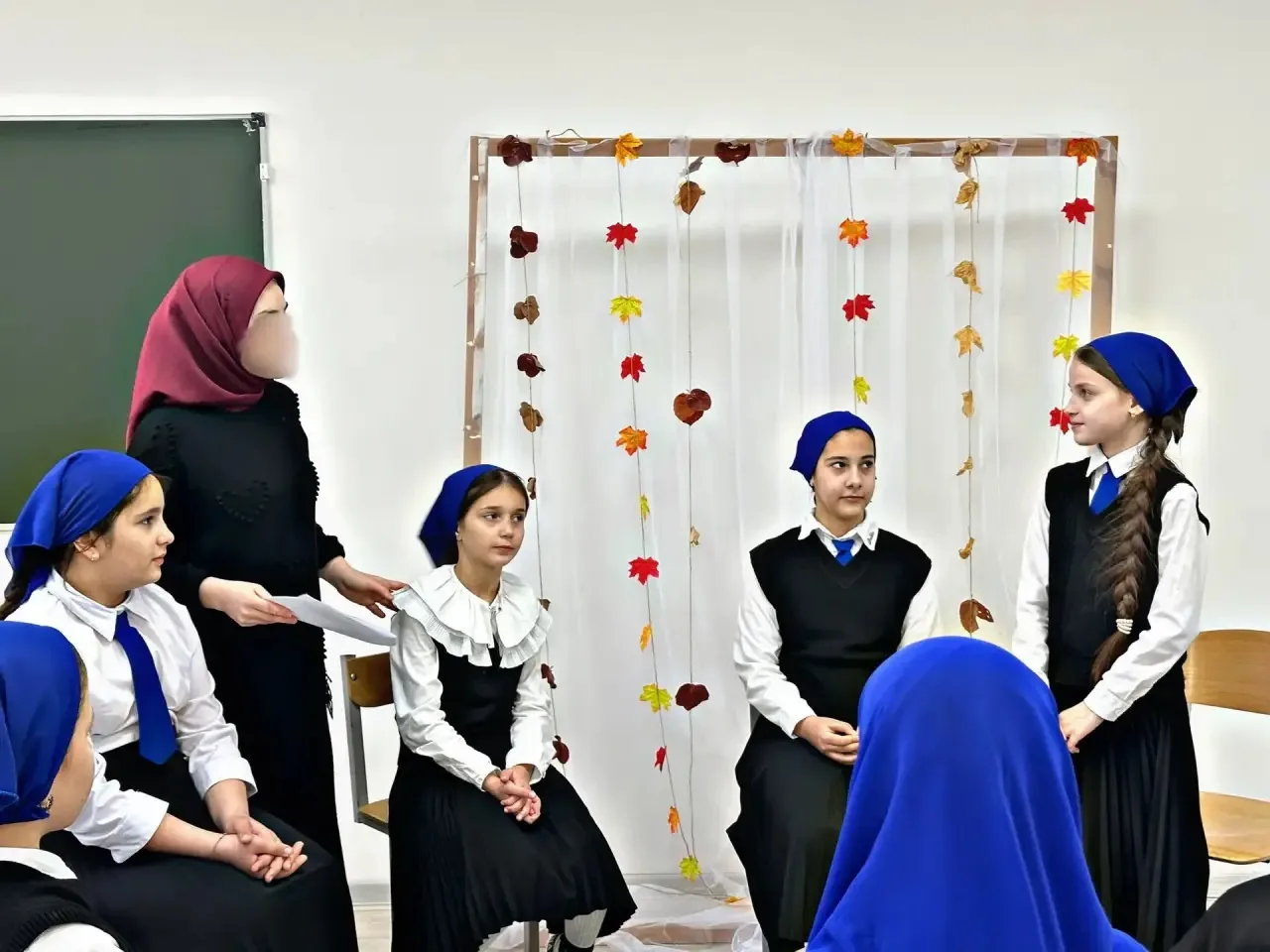 Сегодня в нашей школе с учащимися был проведён пластический тренинг по ДОУ. В ходе занятия ребята вы