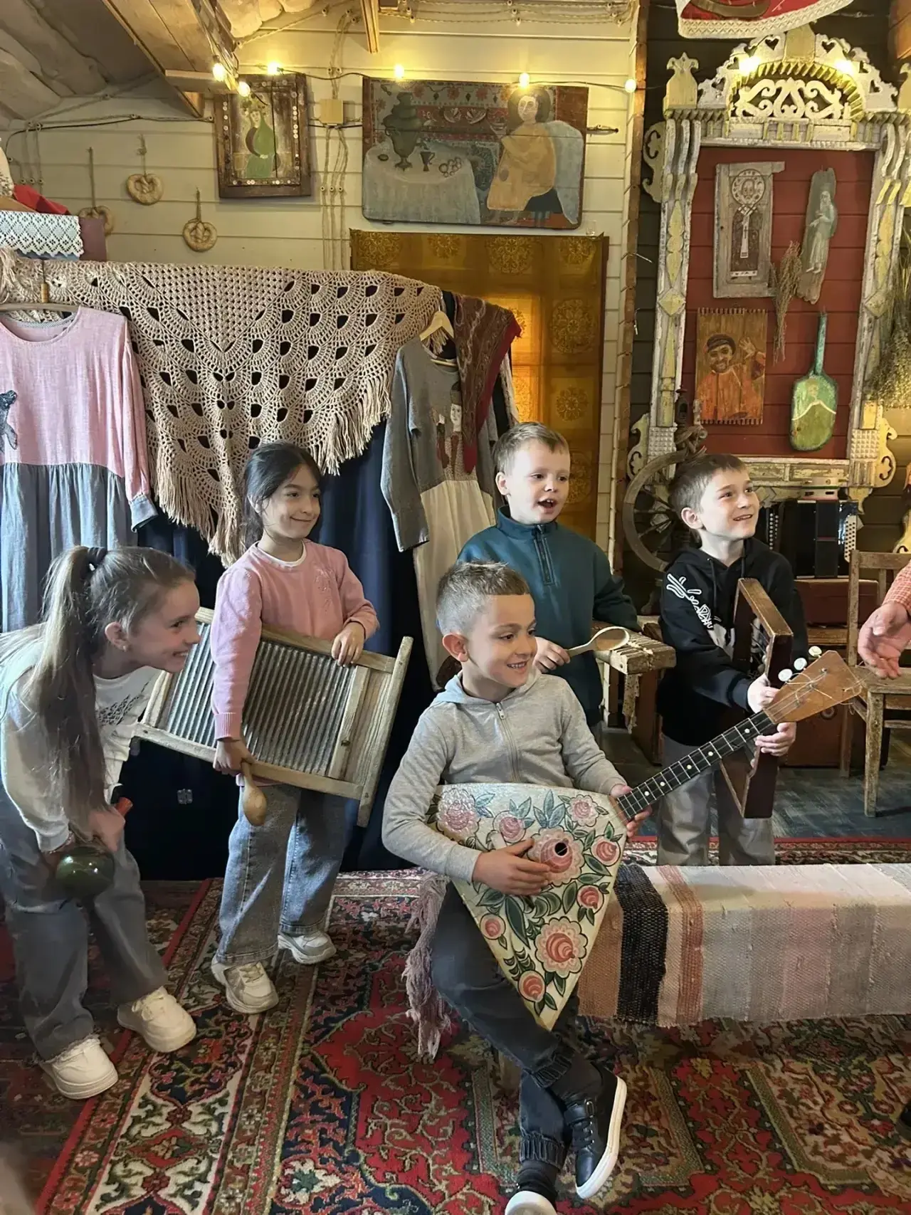 В каникулы учащиеся 1 класса с классным руководителем Дергуновой А. П. посетили усадьбу Марьи Искусн