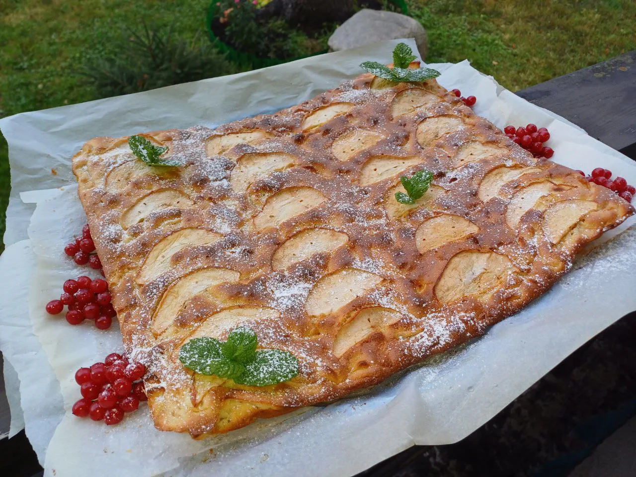 Яблочная шарлотка
