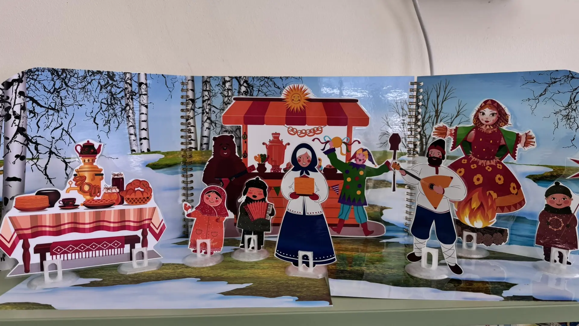 В нашем детском саду тоже идет масляничная неделя! Педагоги украсили группы и вместе с детьми «зажгл