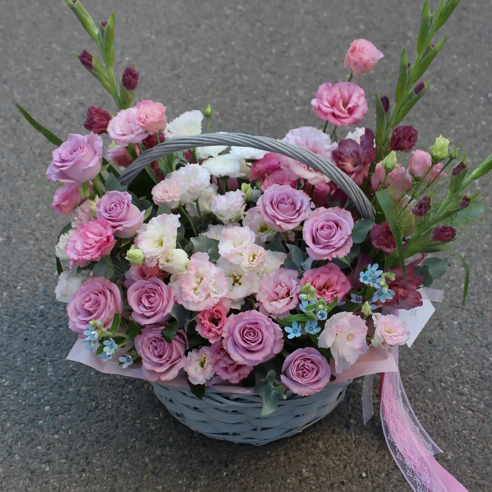 Корзина сезонных цветов , в сиреневой гамме 💜