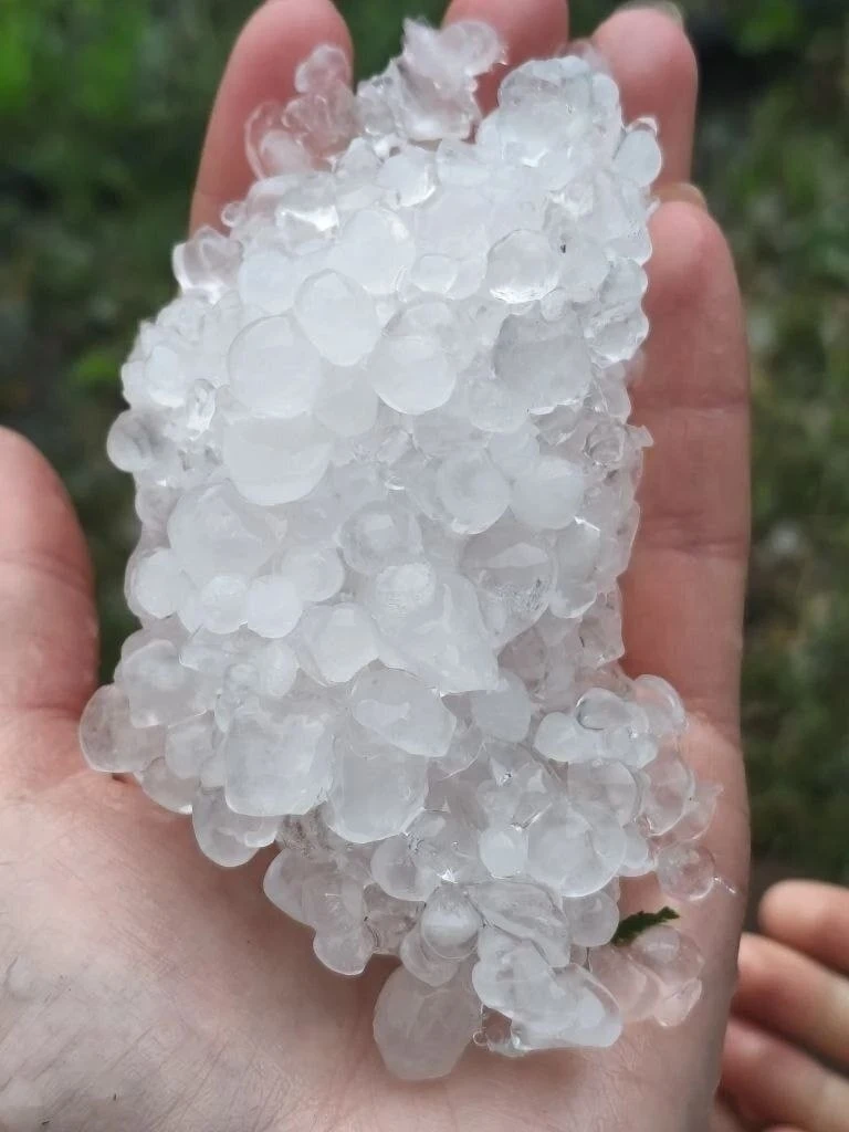 🌨️⚡ Летние сугробы в Кировской области 

Сегодня, 15 июня, мощная гроза, прошедшая над Кировом и Ки