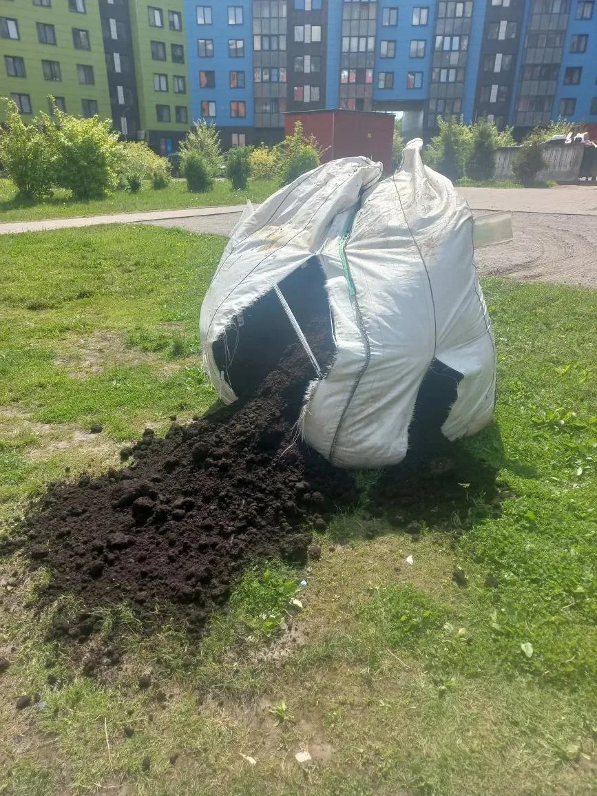 Привезли грунт для подсыпки газонов.