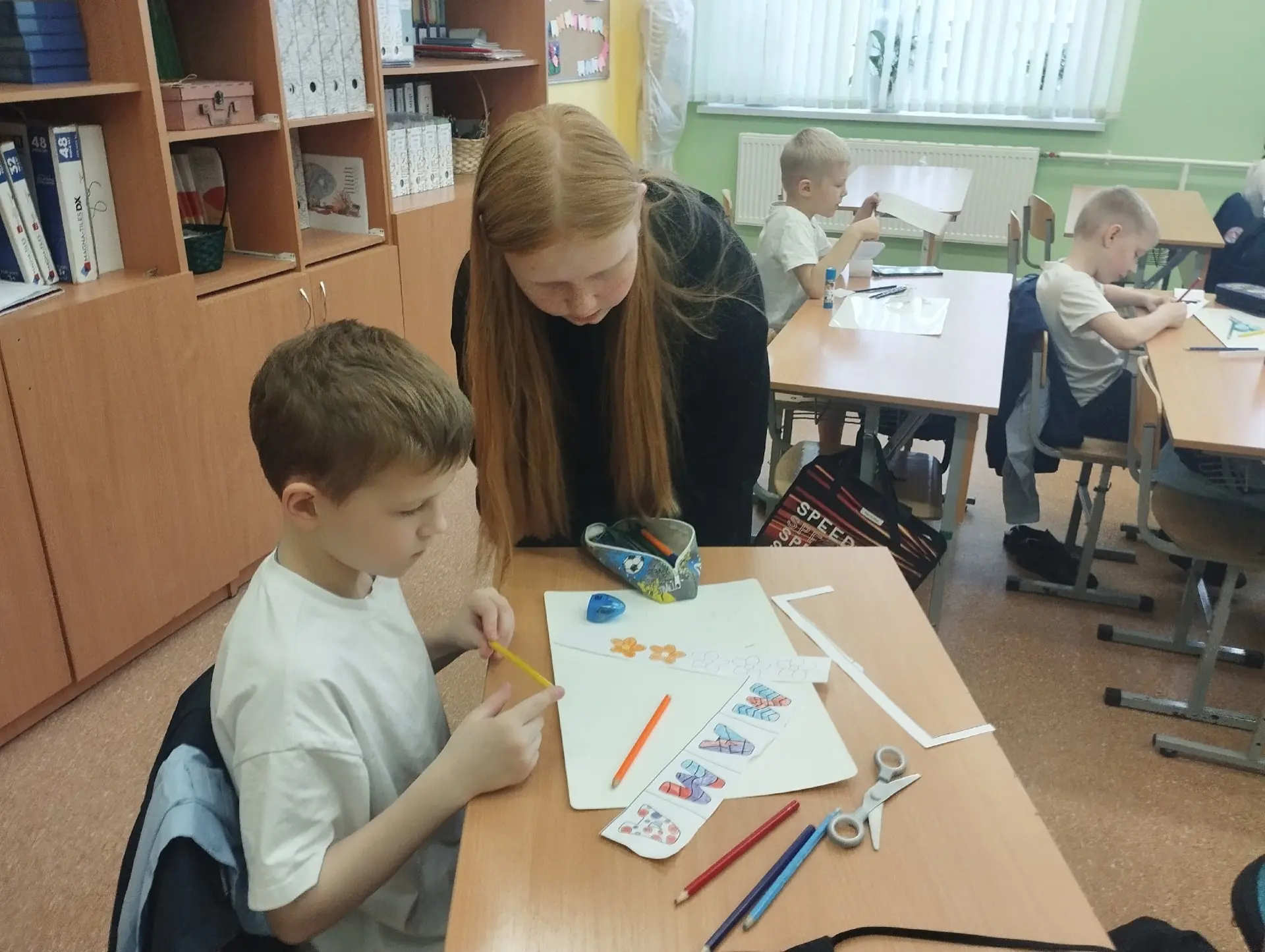 🎉 Ребята из Совета Первых провели замечательные уроки, посвященные Дню Матери! ❤   Что же было? 🧠 Кв