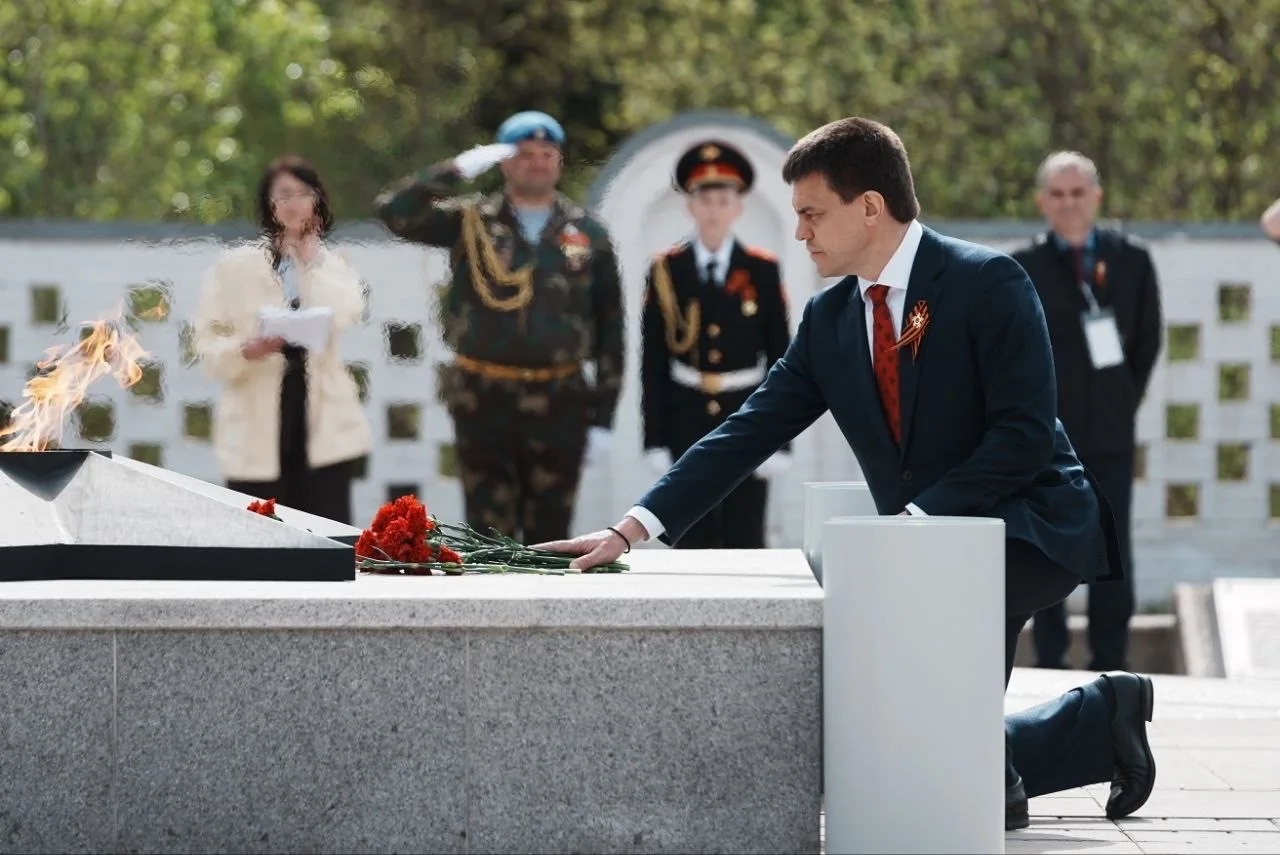 ⚡️Сотни красноярцев пришли на площадь перед Мемориалом Победы, чтобы почтить память Героев