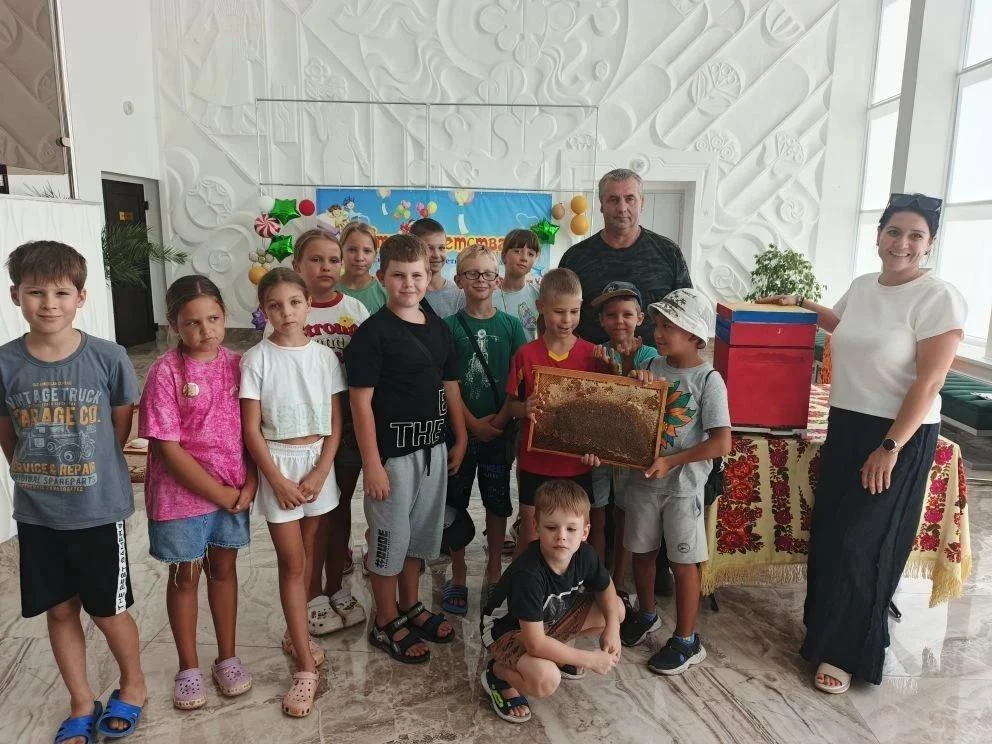 В преддверии Медового Спаса хуторские ребята прикоснулись к тайнам пчеловодства
