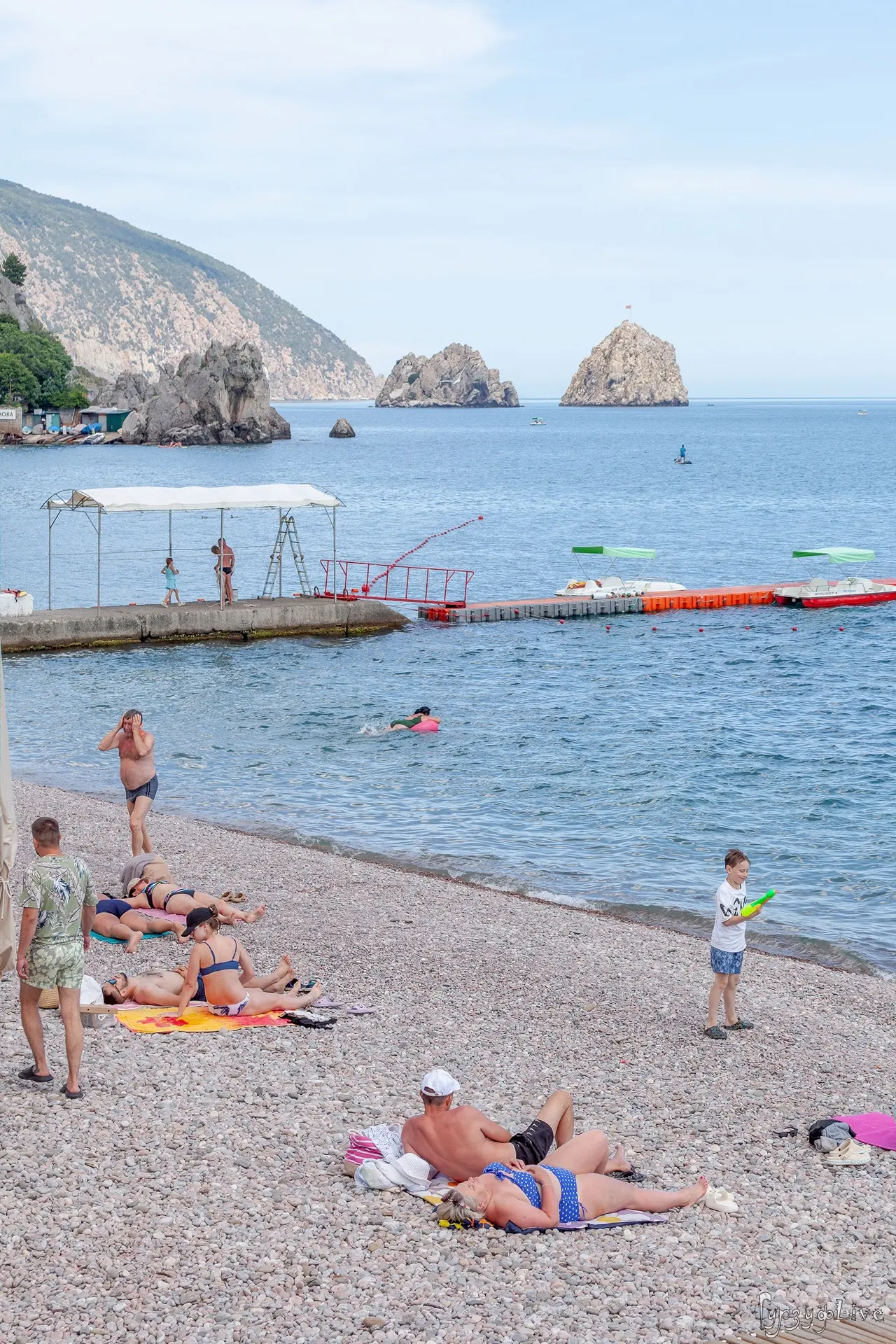 В Гурзуфе в середине июня море уже полностью готово для купания. Температура воды днём держится окол