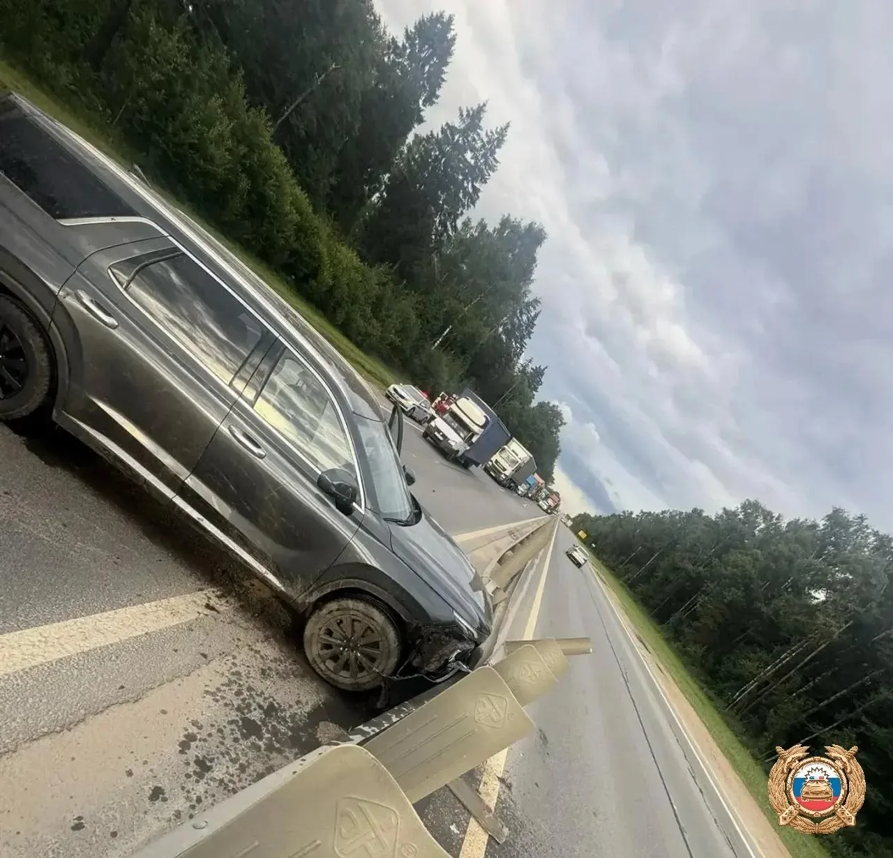 Под Тверью на трассе М-10 Hyundai Palisade въехал в ограждение. Об этом сообщила пресс-служба Госавт