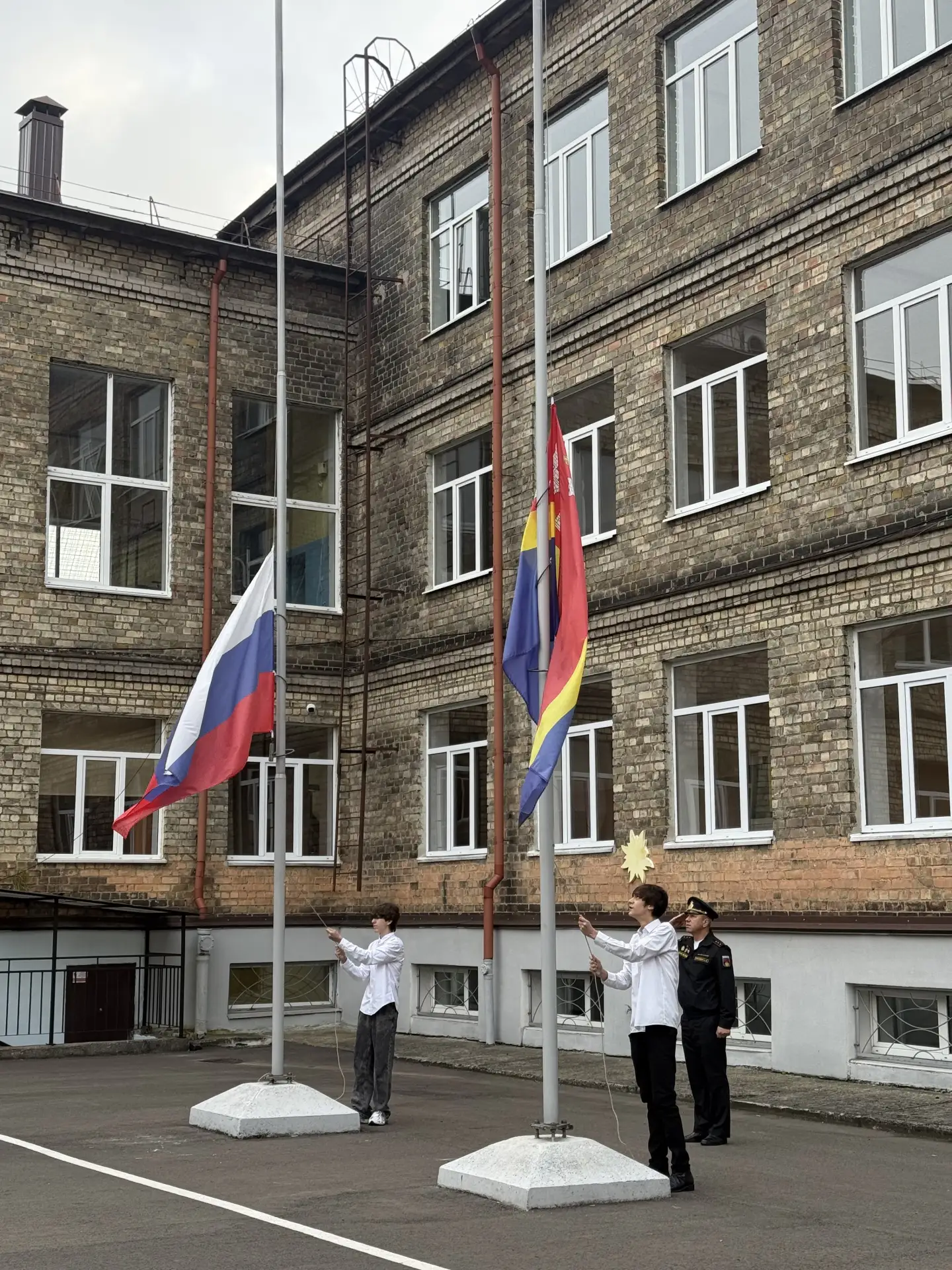 Еженедельный церемониал подъема Государственного флага Российской Федерации и флага Кал...