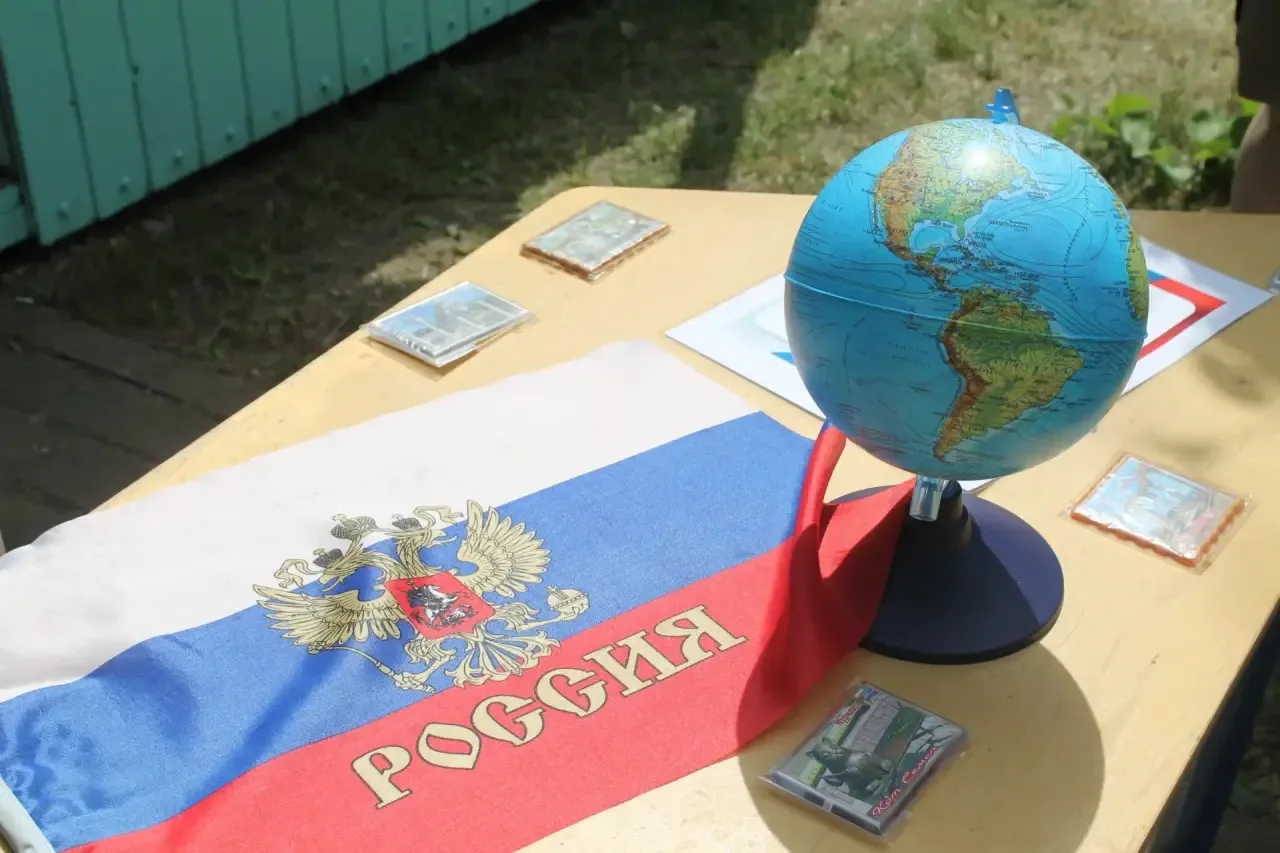 «Ты одна даёшь мне силу, моя Россия!»
 
Любовь к стране начинается с любви к своей малой родине. Наш