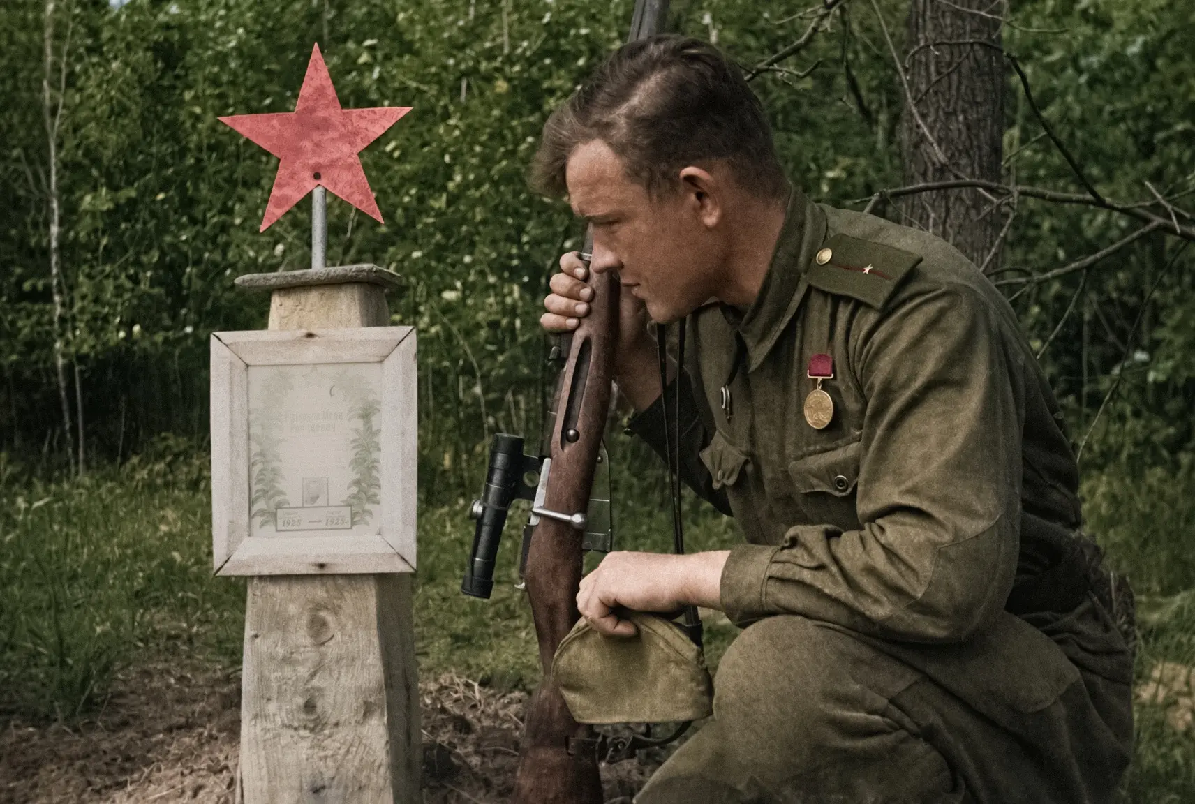 Снайпер 61-й армии Младший лейтенант Иван Лебедев ( на его счету 203 убитых немца ) у м...
