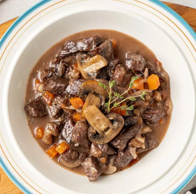 Французская классика, которая всегда впечатляет 🥘

Ингредиенты (на 2 порции):

500 г говядины
100 г