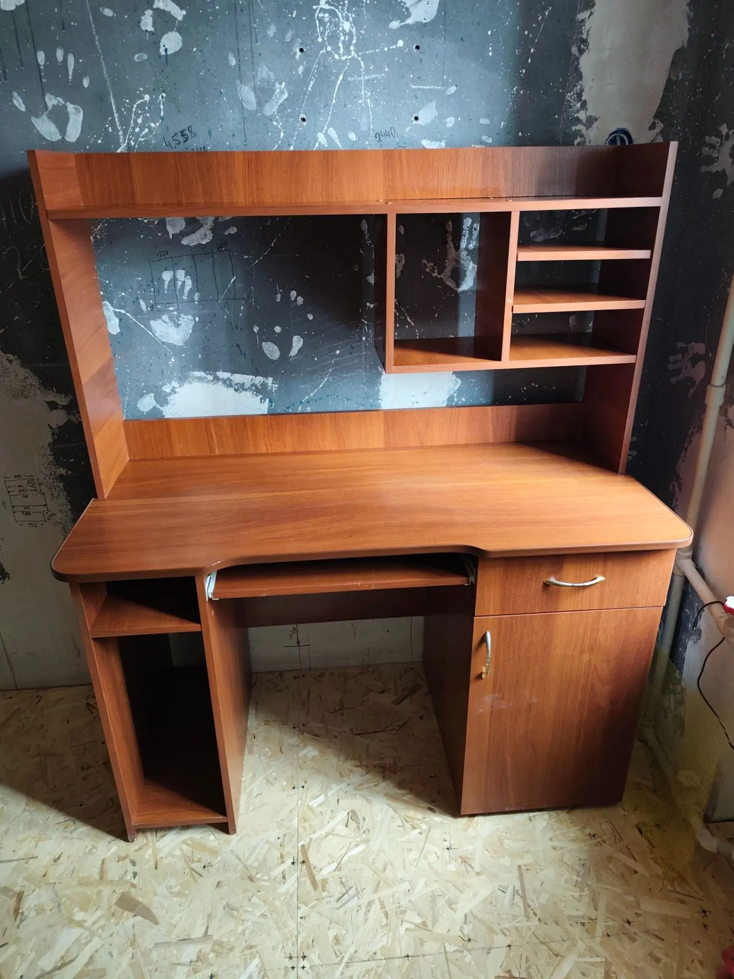 Продам компьютерный стол б/у. Хорошее состояние.Цена 5000 р.