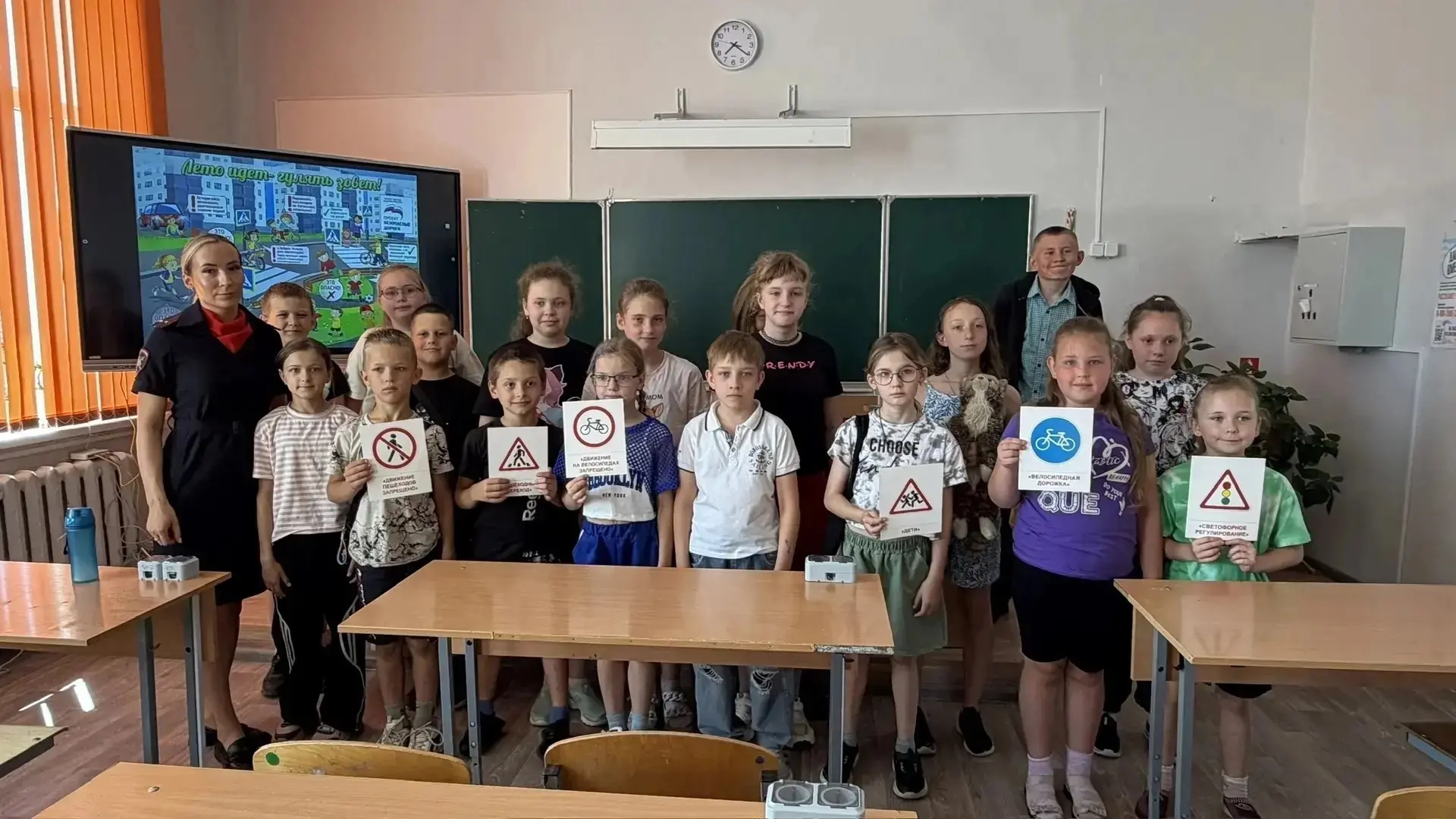 Заголовок: День в «Солнечном»: и безопасность, и спорт, и творчество! ☀️🇷🇺
11 июня в лагере «Солне
