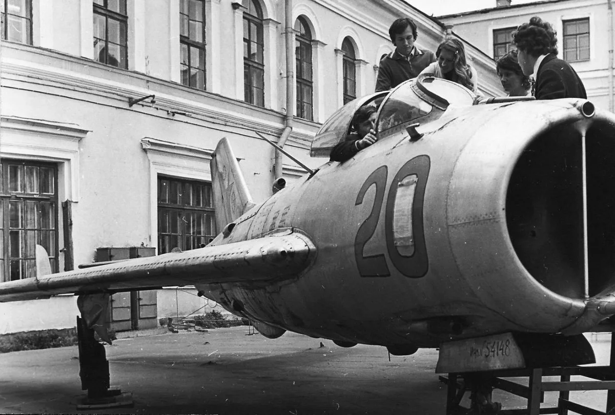✈️ МиГ‑19 во дворе ЛИАП. Ленинград, площадь Труда, 1972 год.