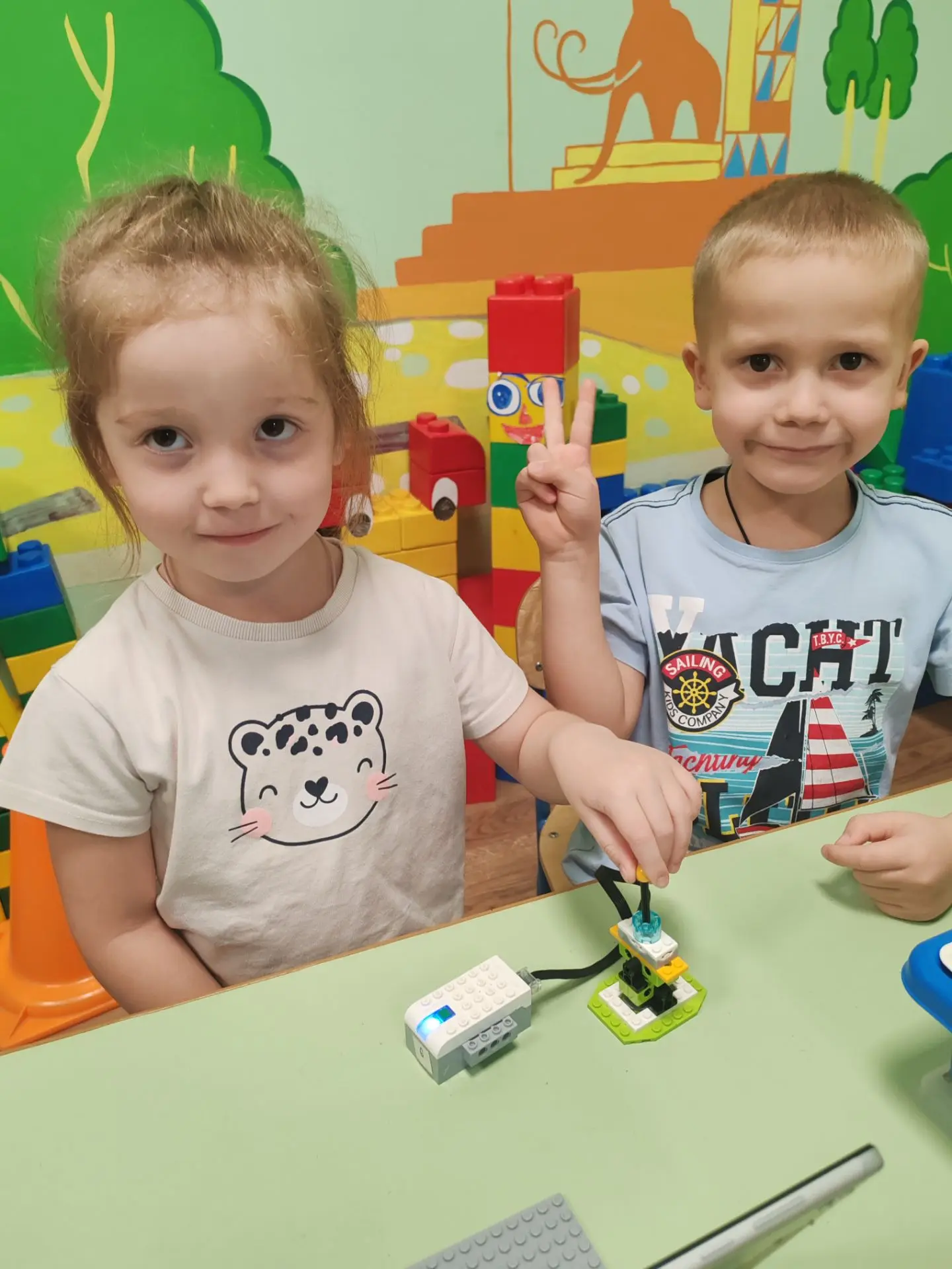 Мы сегодня не скучали — дружно джойстик собирали! 🤖✨