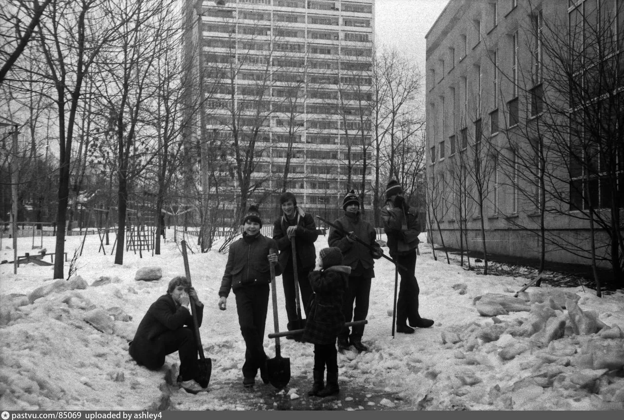 Во дворе школы №750

#ЯрославскаяДорога

Читай главный канал о Москве
