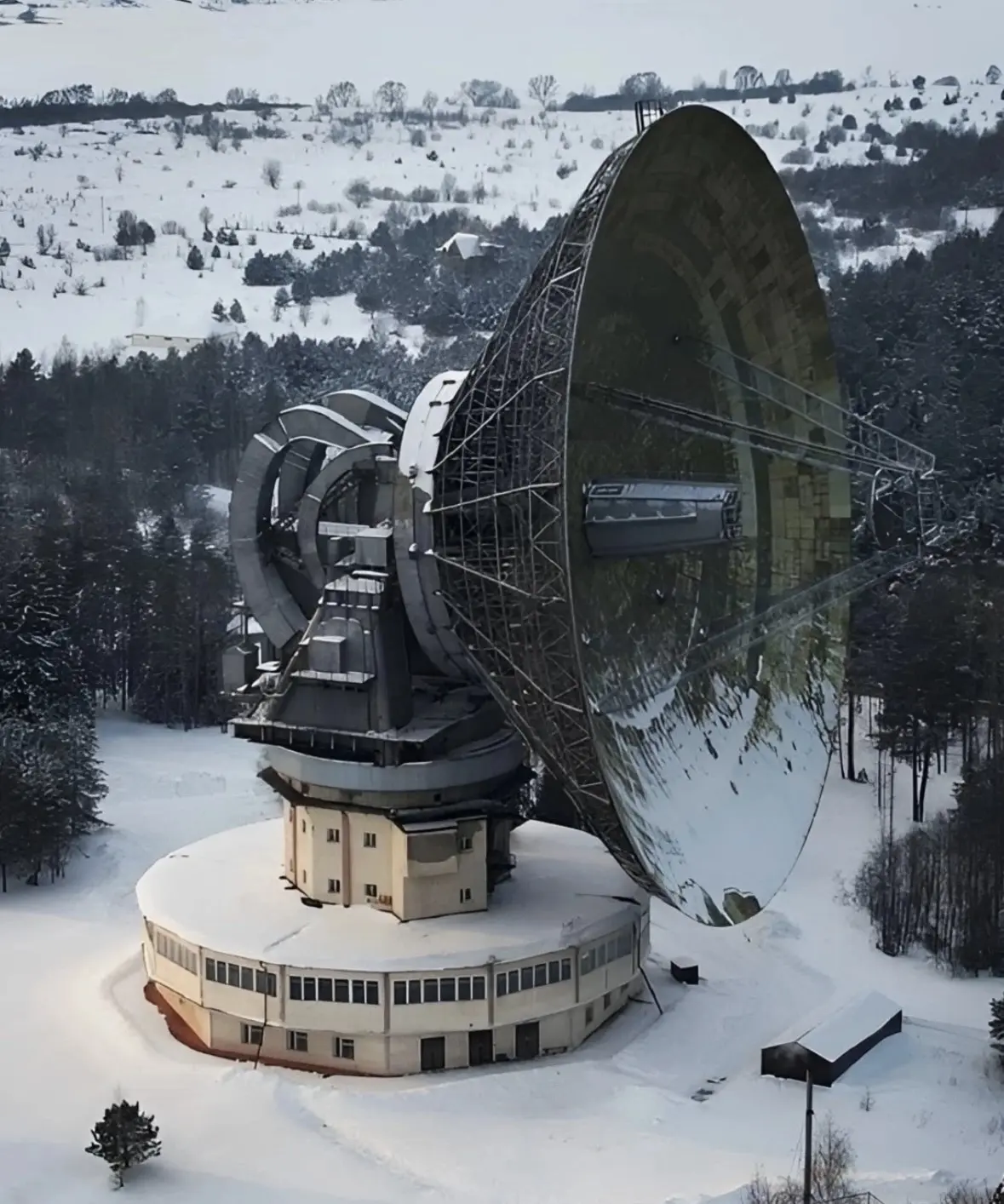 ✅ Вечерние новости науки:

📡 В Тверской области работает гигантский радиотелескоп РТ-64, построенны