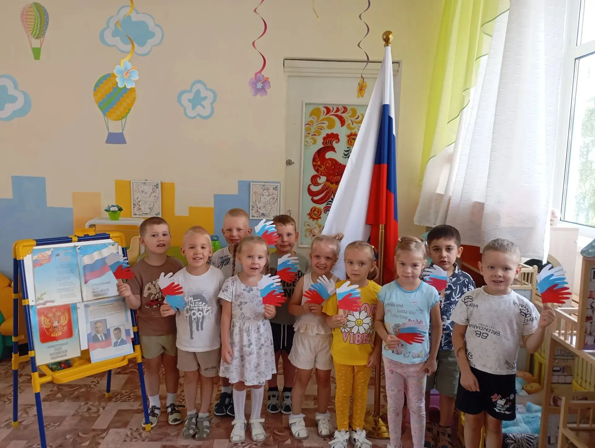 В  младшей группе «Улыбка» прошло познавательное мероприятие, посвященное Дню Российско...