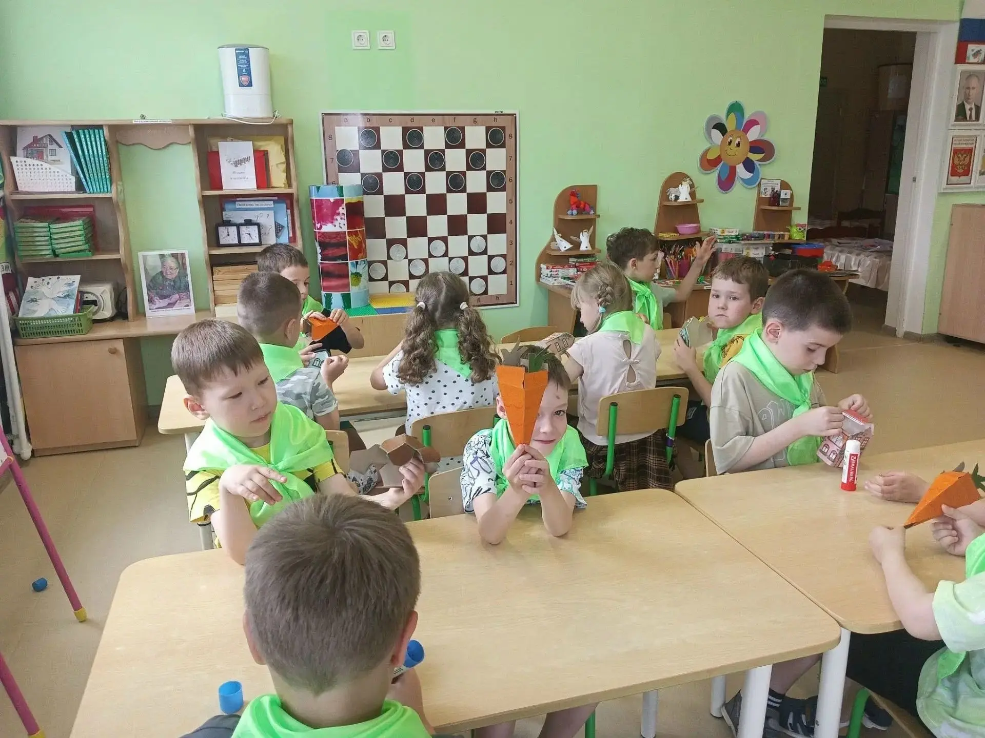 Прекрасное своими руками 
 
👫 Ребята из молодёжных трудовых отрядов "Гелиоса" провели для воспитанн