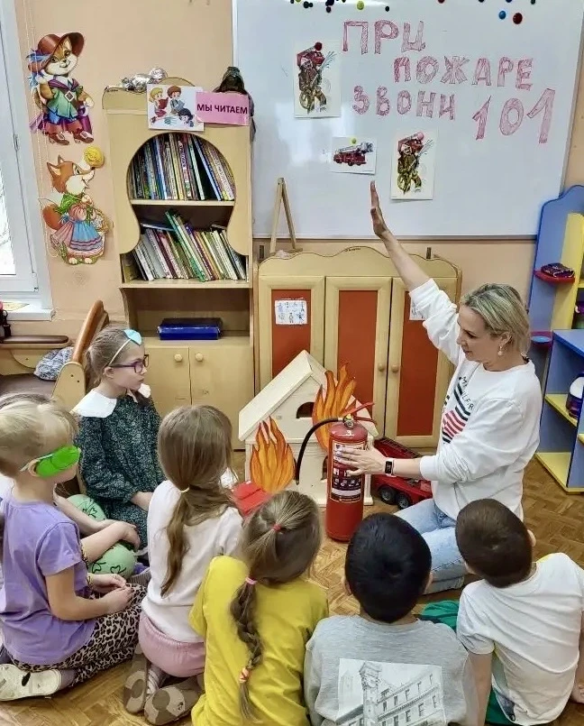УЧИМСЯ, ИГРАЯ 🗓️ 30 апреля в России отмечался День пожарной охраны.  🧯В дошкольных отделениях прошли