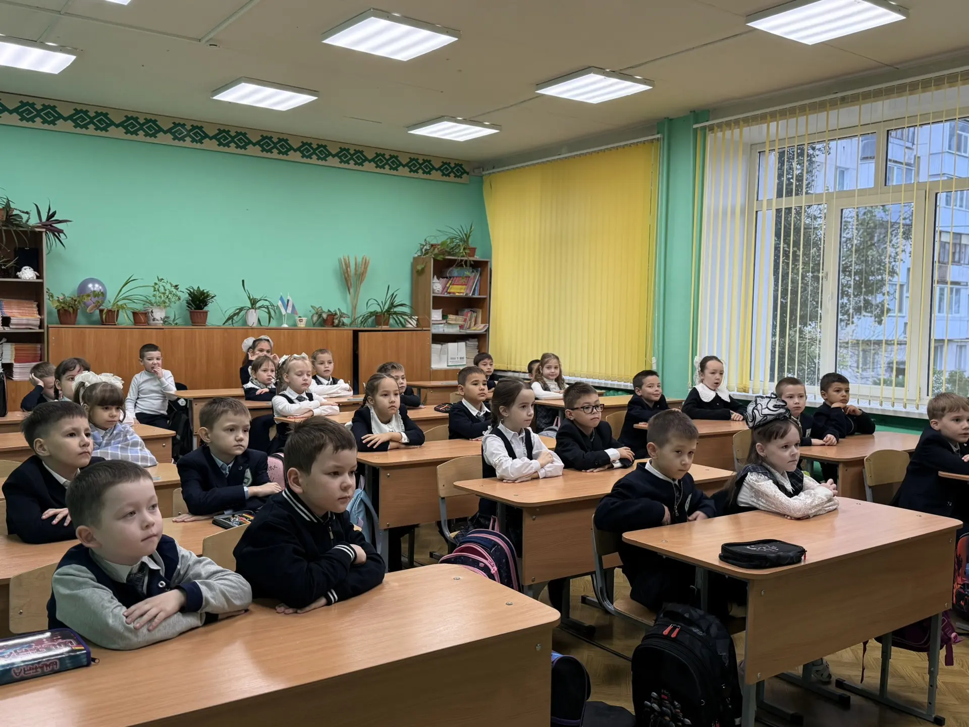Сегодняшний день начался особенно важно и тепло! ✨📚