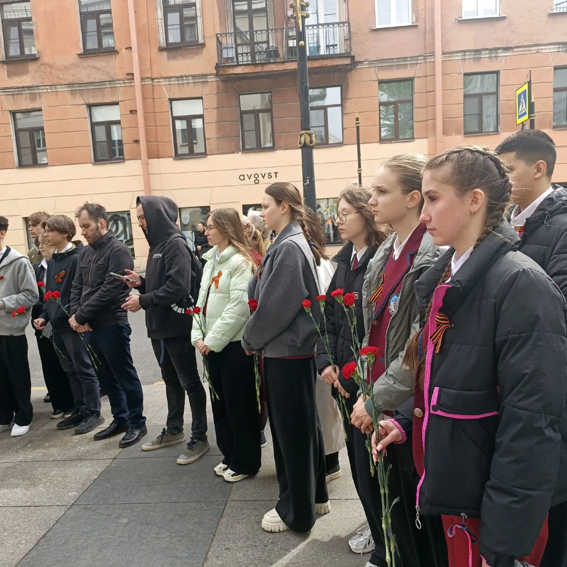 7 мая, в День радио, лицеисты 10р класса приняли участие в торжественной церемонии и возложили цветы