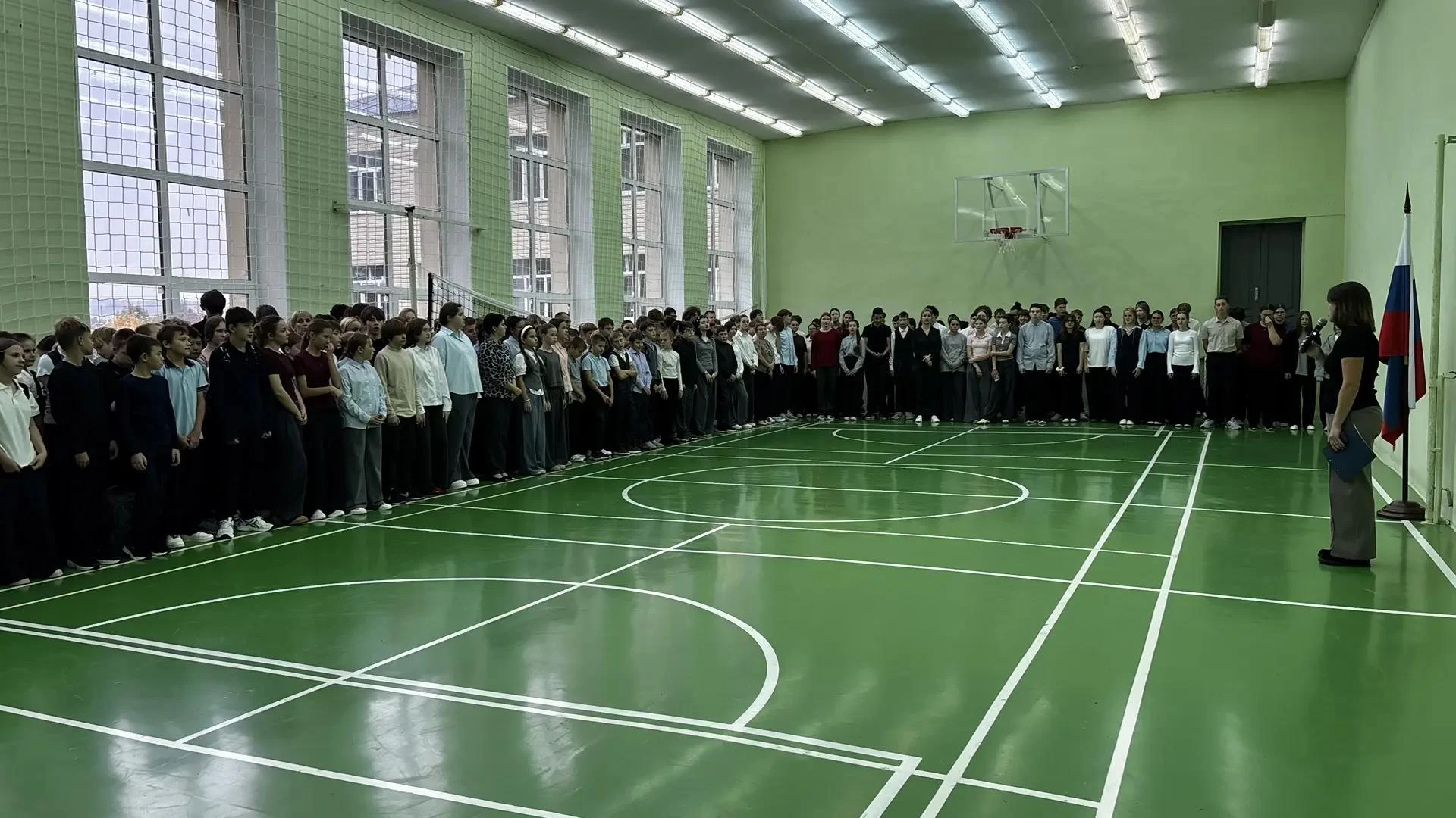 Новая неделя традиционно началась с торжественной линейки, посвященной поднятию государ...