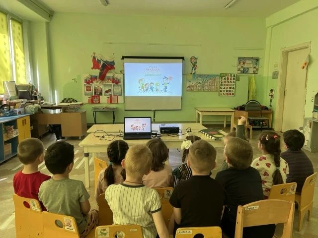 Правила дорожные
Детям знать положено!
И не только твердо знать,
Но ещё и соблюдать!
Под таким девиз