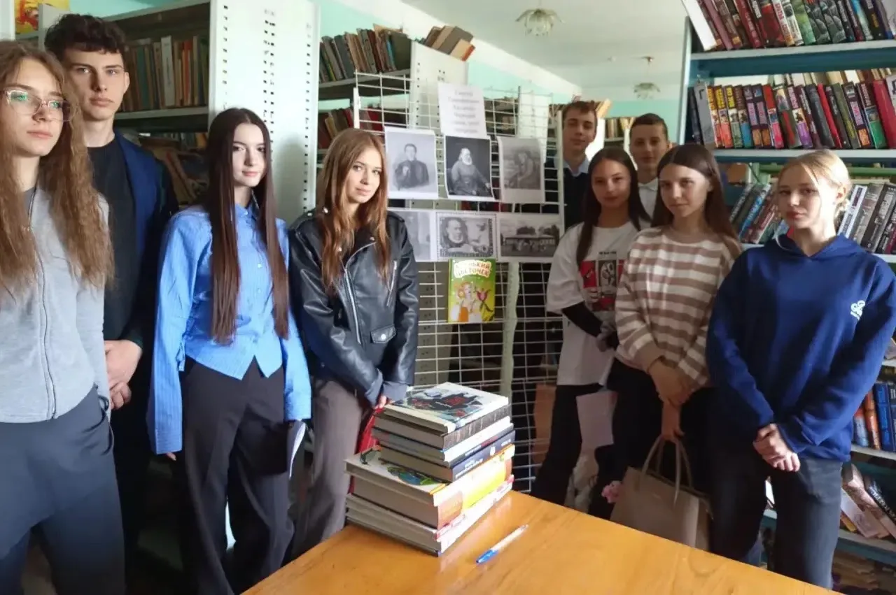 📚 «Аленький цветочек» на книжной полке: в библиотеке Ивановского округа открылась выст...