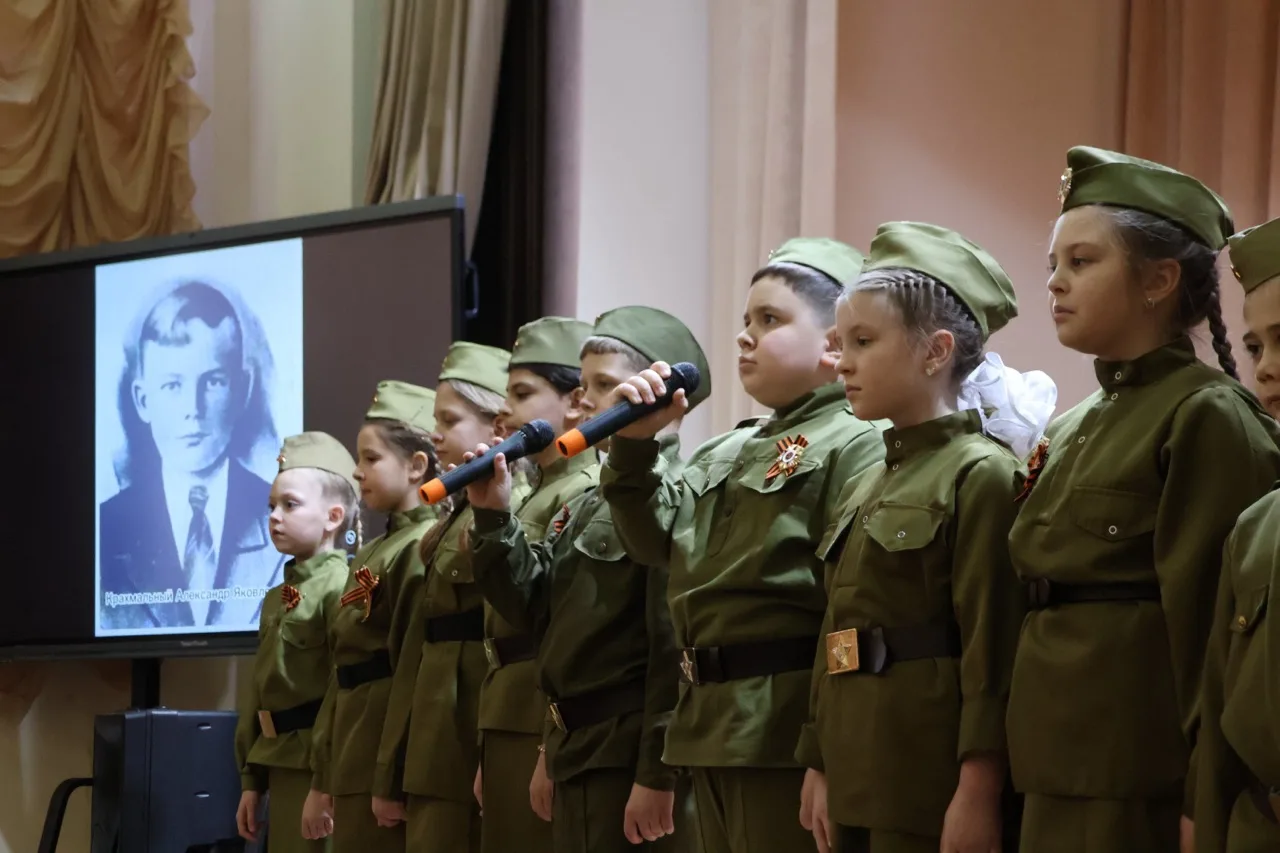🎓Вечер встречи выпускников в нашей школе   В стенах нашей школы вновь собрались те, кто много лет на