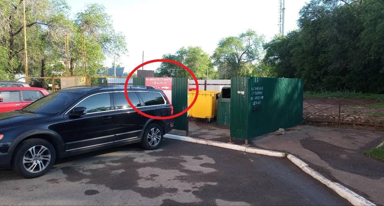 🚙Парковку автомобилей у контейнерных площадок запрещают:
 
-правила благоустройства территории;
-ПД