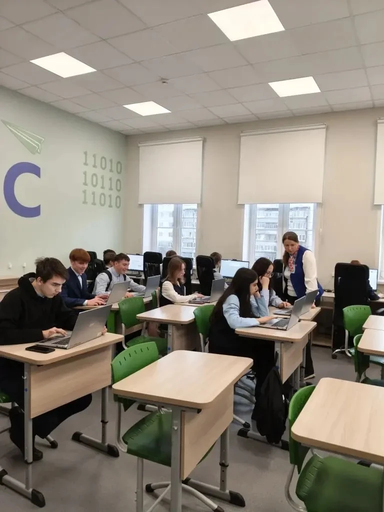 🌟 ВЫБОР ПРОФЕССИИ: ВСТРЕЧА С ЦЕНТРОМ ЗАНЯТОСТИ! 🌟  📍9 апреля для учащихся 9 «В» класса прошла встреч