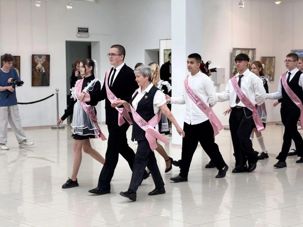 🎒🛎️ Прощай, школа! В Чебоксарах прозвенели последние звонки для выпускников  В школах Чебоксар состо