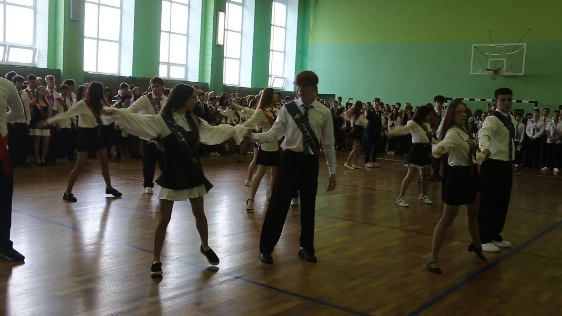 🎓✨Волнительный и радостный день для всей школы!✨🎓 Сегодня в стенах Бутурлиновской средней общеобразо