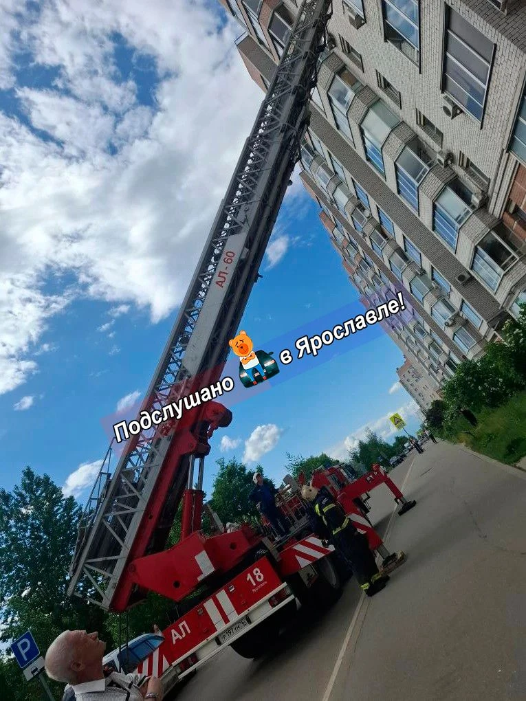Ленинградский проспект, 52а. 3 пожарных машины приехали. Тушат.   - сообщает подписчица.  ----------