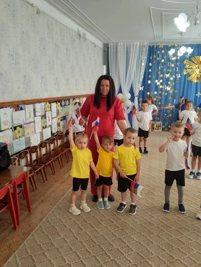 Празднование Дня России в первой младшей группе № 2 /воспитатель   Тицкая К.М./ носит о...