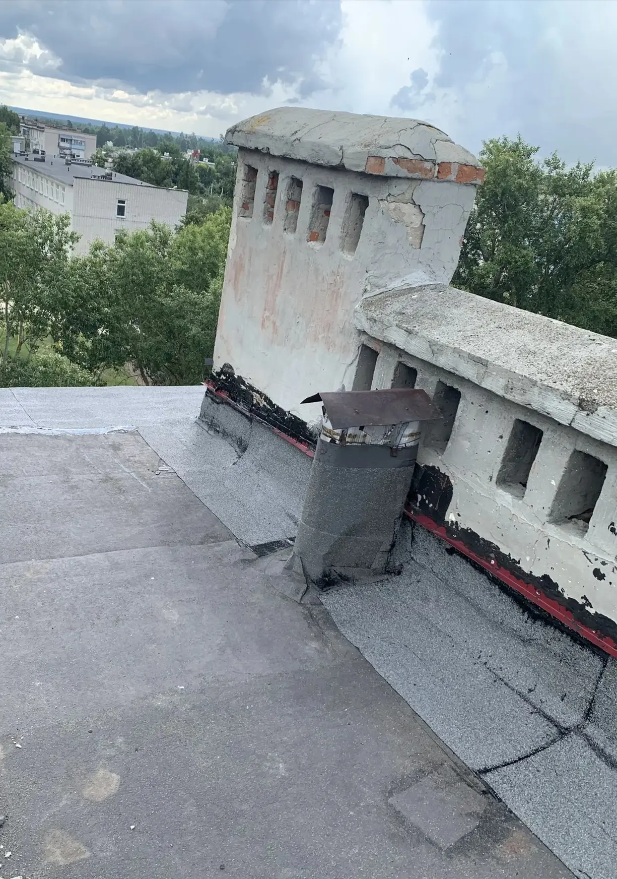 По заявкам жителей, 1 и 3 подъездов провели локальный ремонт кровли рулонной ул. Ленина...