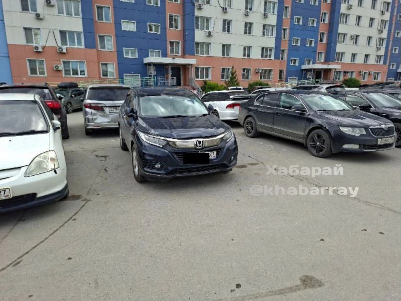 Не любящий тесноту водитель на парковке на улице Юнгов в Хабаровске не вызвал понимания у других авт